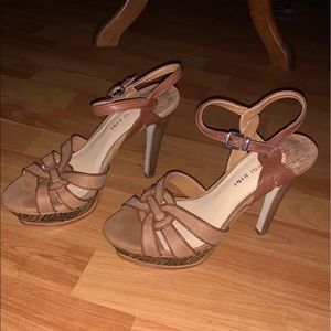 Gianni Bini tan platform heels sz 8